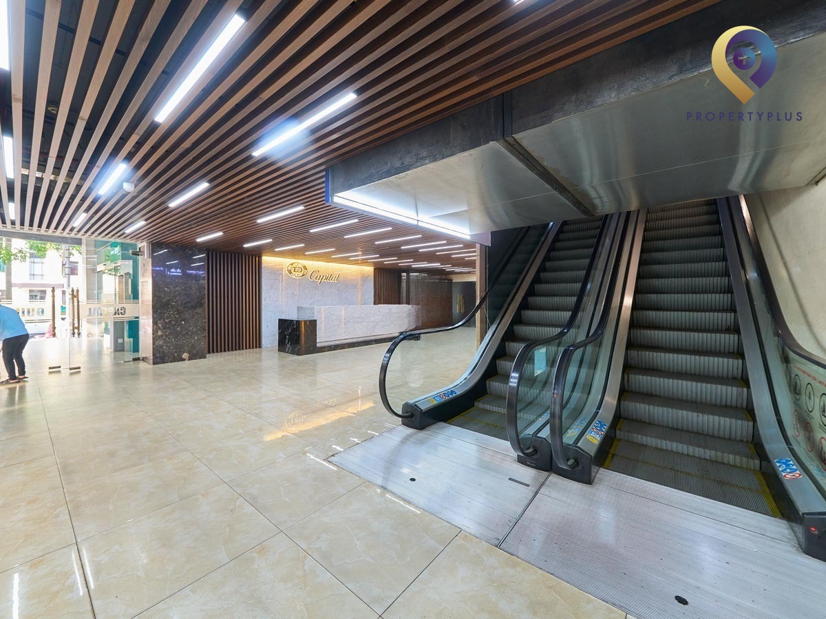 Sảnh tầng trệt tòa nhà Capital Building với thiết kế sang trọng và không gian rộng rãi